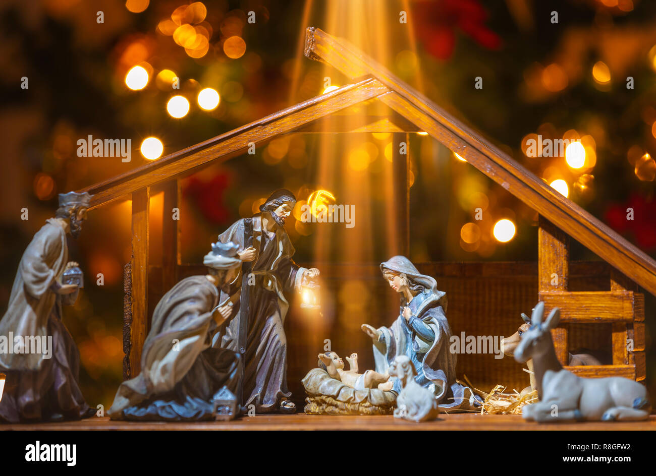 Weihnachten Krippe mit Figuren wie Jesus, Maria, Josef, Schafe und Weisen. Fokus auf Baby! Stockfoto