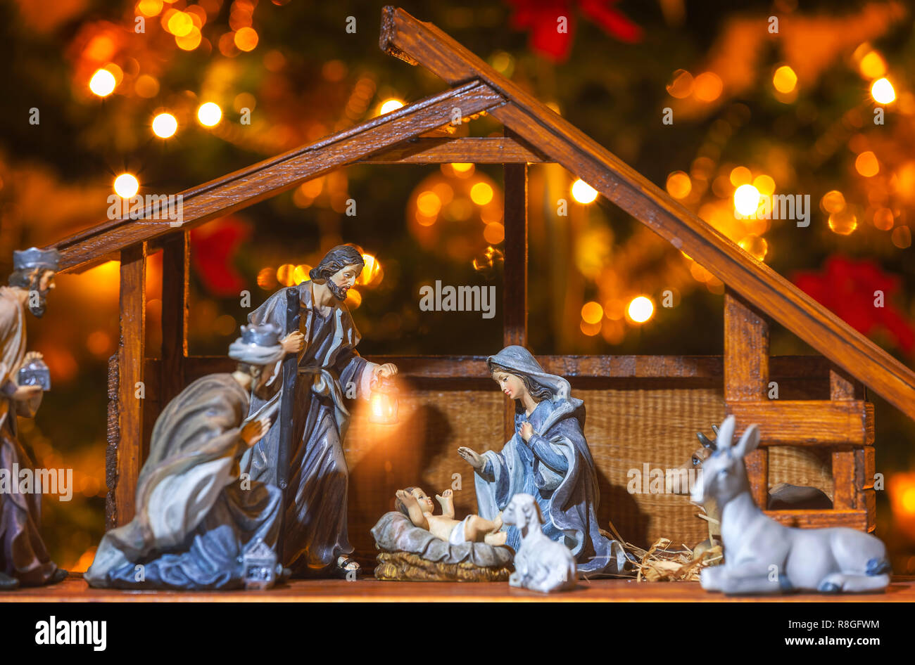Weihnachten Krippe mit Figuren wie Jesus, Maria, Joseph und Schafe. Fokus auf Mutter! Stockfoto
