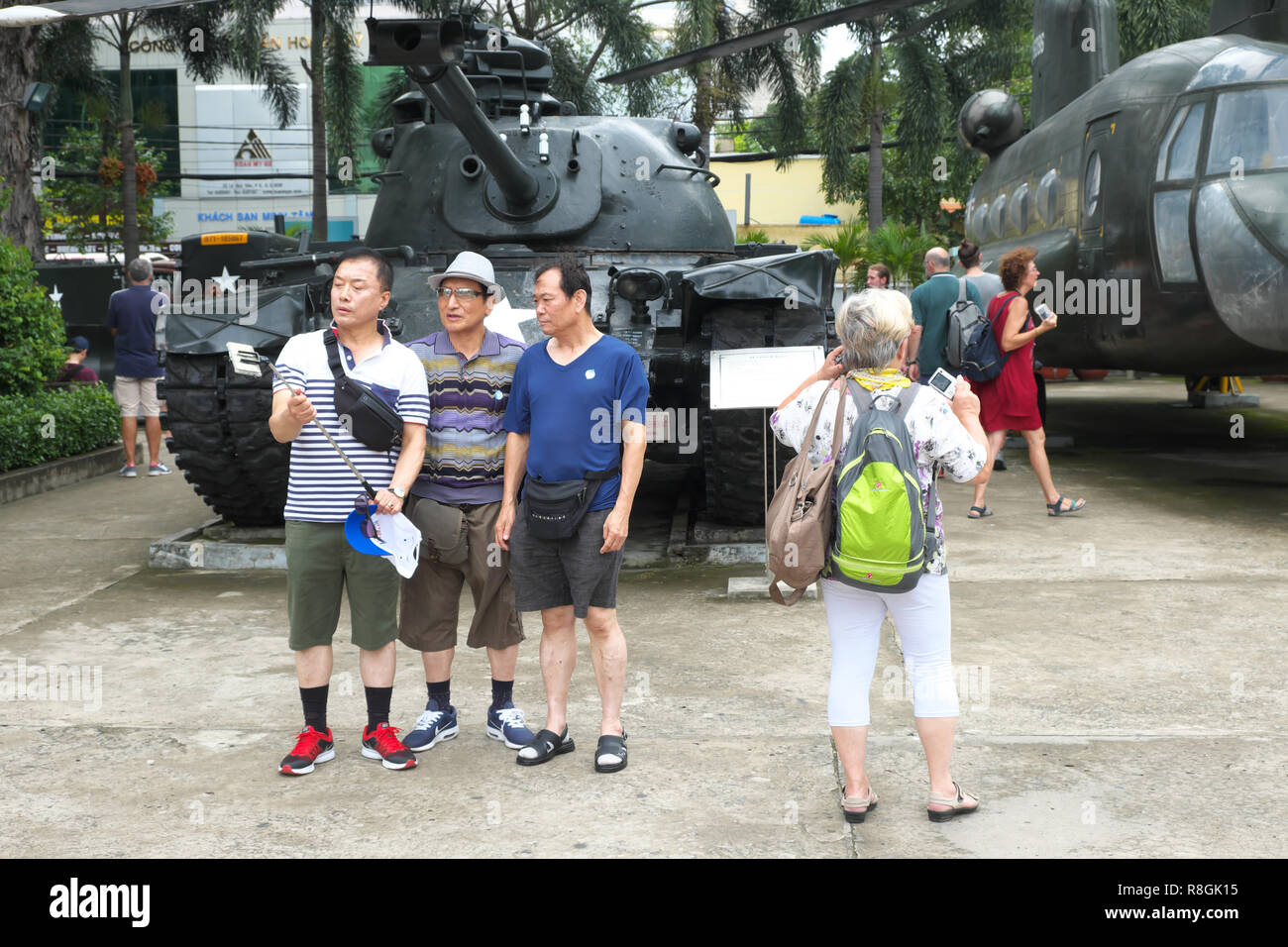 Ho Chi Minh City, Vietnam - asiatische Besucher für eine Gruppe selfie vor der uns am Museum der Kriegszeugnisse in HCMC im August 2018 Ausstellungen vorbereiten Stockfoto