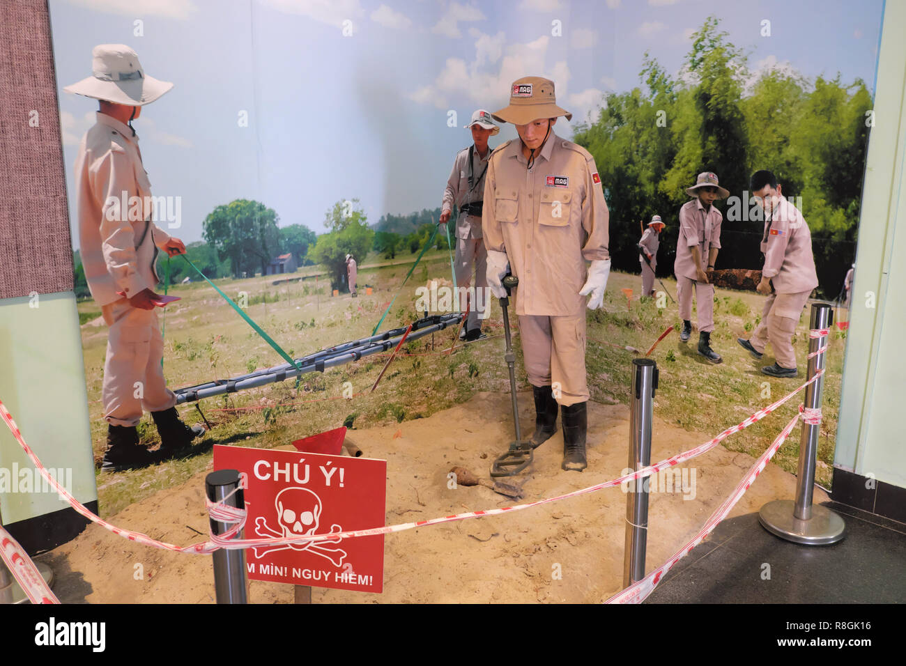 Ho Chi Minh City, Vietnam - eine Anzeige an das War Remnants Museum zeigt die modernen Minenräumprogramm (MAG), dass in Vietnam arbeitet Stockfoto