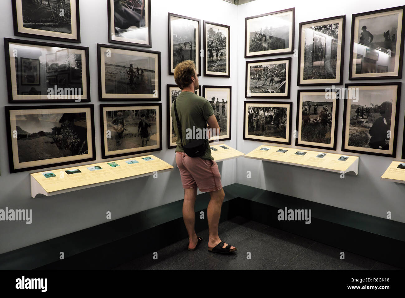 Ho Chi Minh City, Vietnam - eine touristische Studien eine Fotoausstellung des Vietnam Krieges im Museum der Kriegszeugnisse in HCMC im August 2018 Stockfoto