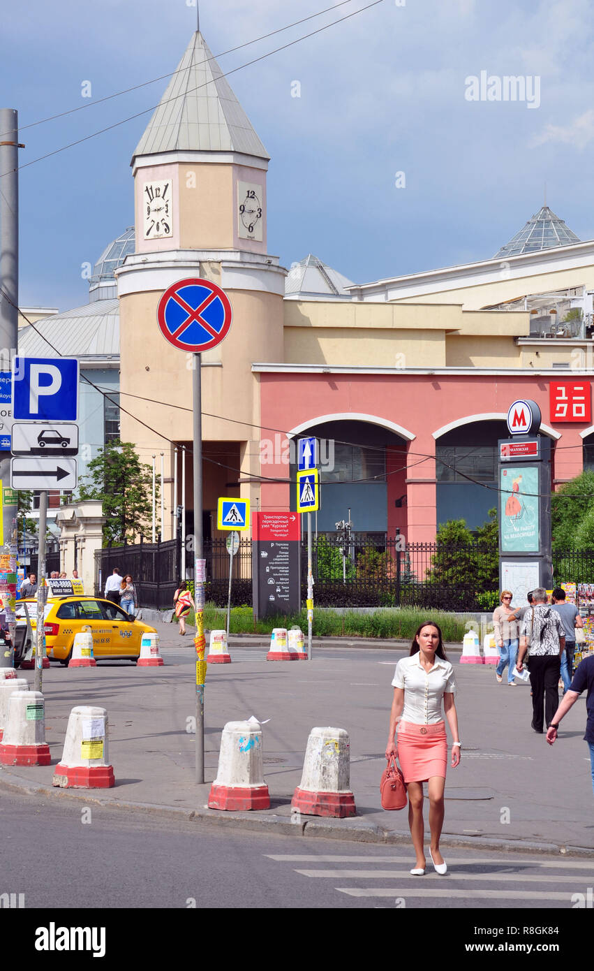 Moskau, Russland - 15.06.2015. Die Menschen in den Straßen von Moskau - Garten Ring, über die u-Kursk Stockfoto