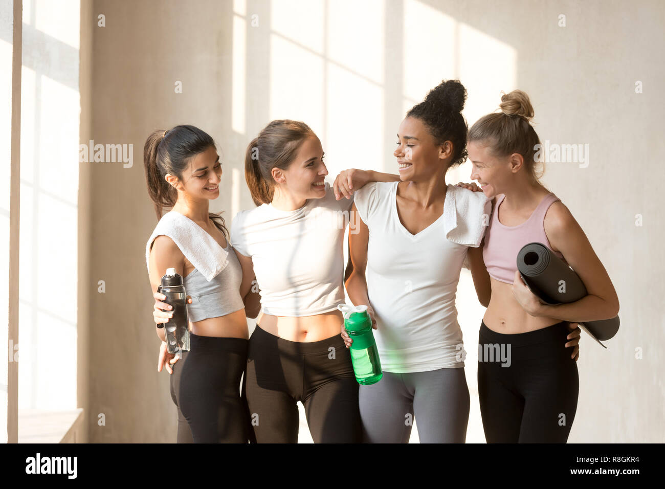 Diverse junge Frauen sprechen Ausruhen nach Workout Stockfoto