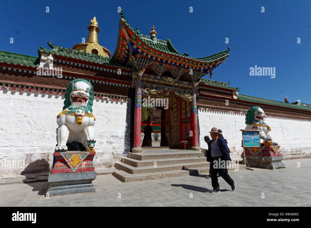 Pilger tun Runden des Klosters Labrang, Gansu, China Stockfoto