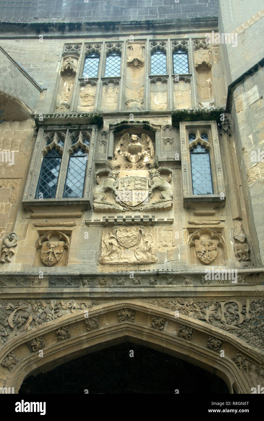 SOMERSET BRUNNEN; ARCH EINGANG ZUR KATHEDRALE GRÜNDEN; mittellosen Veranda Stockfoto