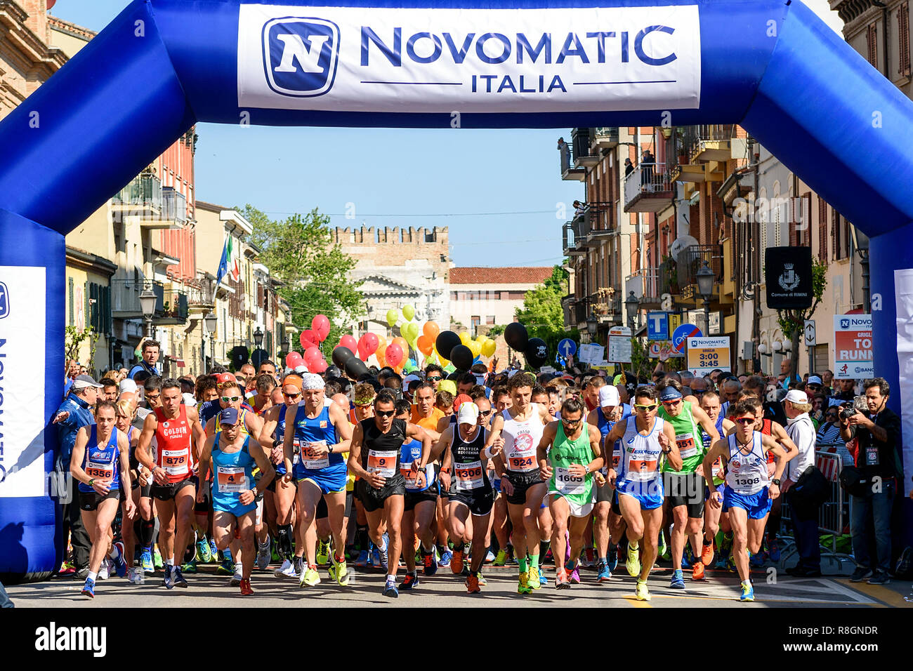 RIMINI, Italien - 30. APRIL 2017: die Athleten starten zu Beginn des Rennens. Stockfoto