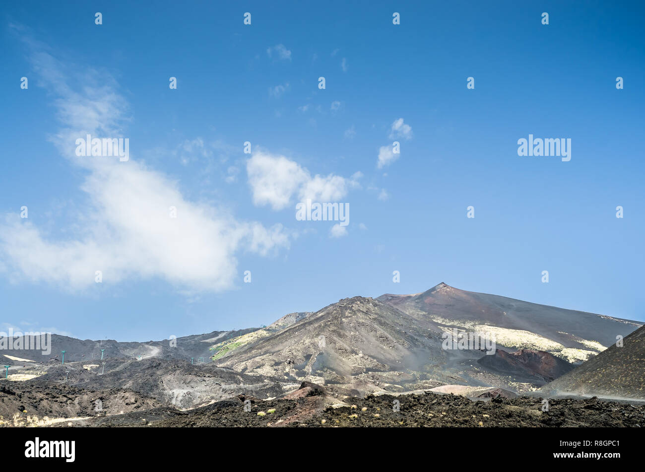 Panoramablick auf den Vulkan Ätna gegen einen intensiven blauen Himmel. Horizontale Ansicht der zentralen Krater. Eine Reihe von Menschen, die versuchen den Gipfel zu besteigen. Vert Stockfoto