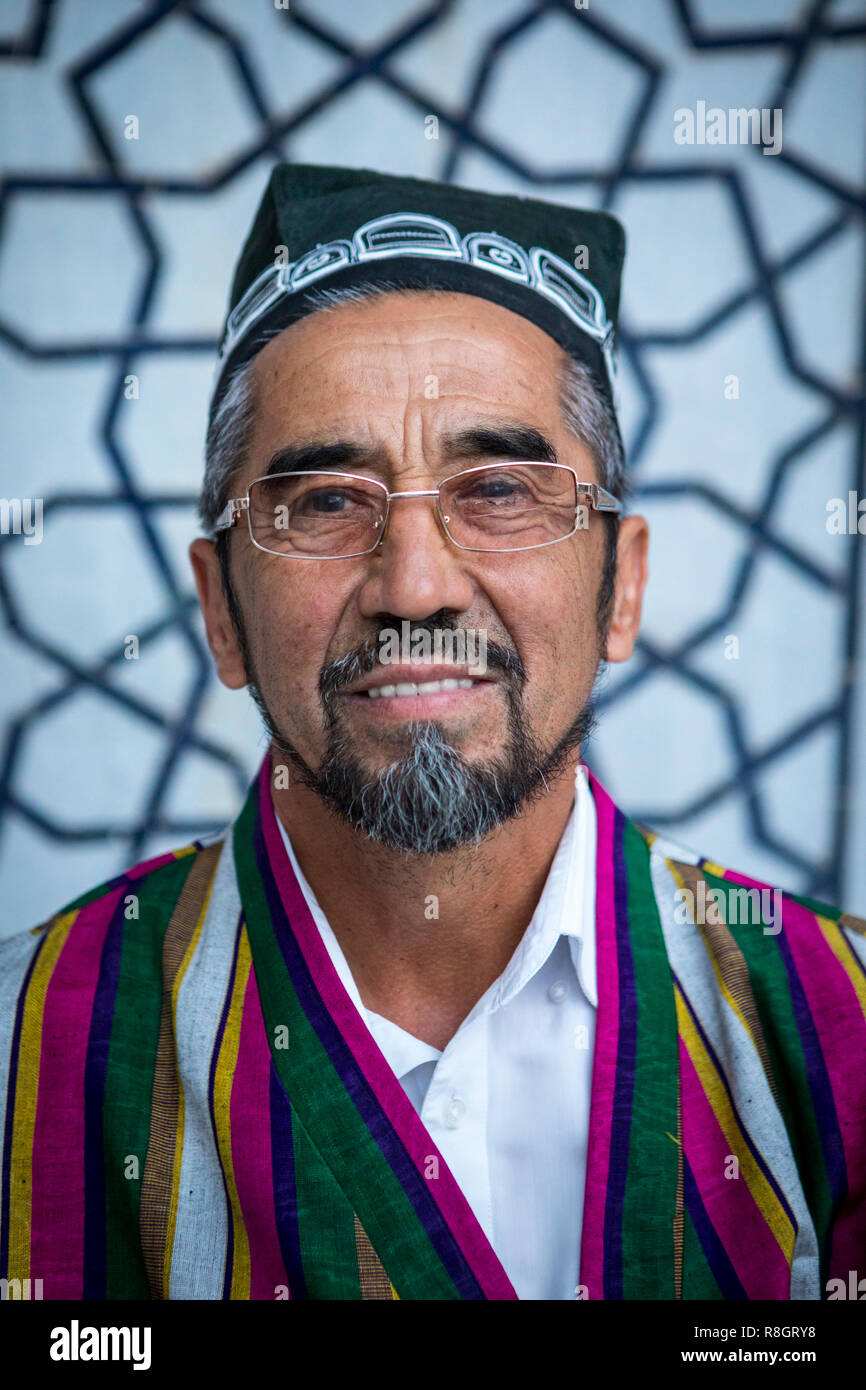 Dichter, er verkauft seine Gedichte im Innenhof des Ulugbek Medressa, Registan, Samarkand, Usbekistan Stockfoto