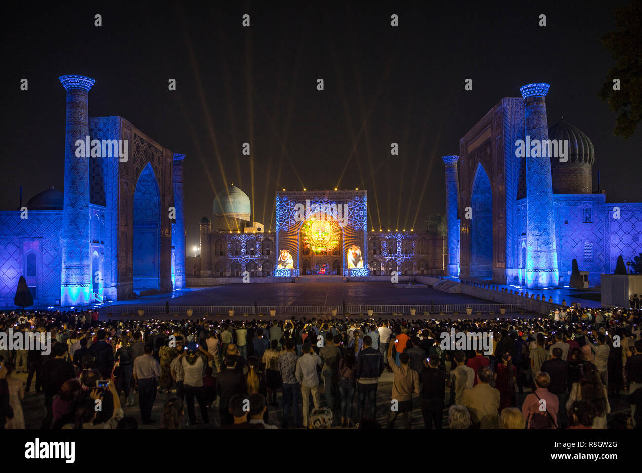 Video Mapping oder Light Show in Registan, madrasa, Samarkand, Usbekistan Stockfoto