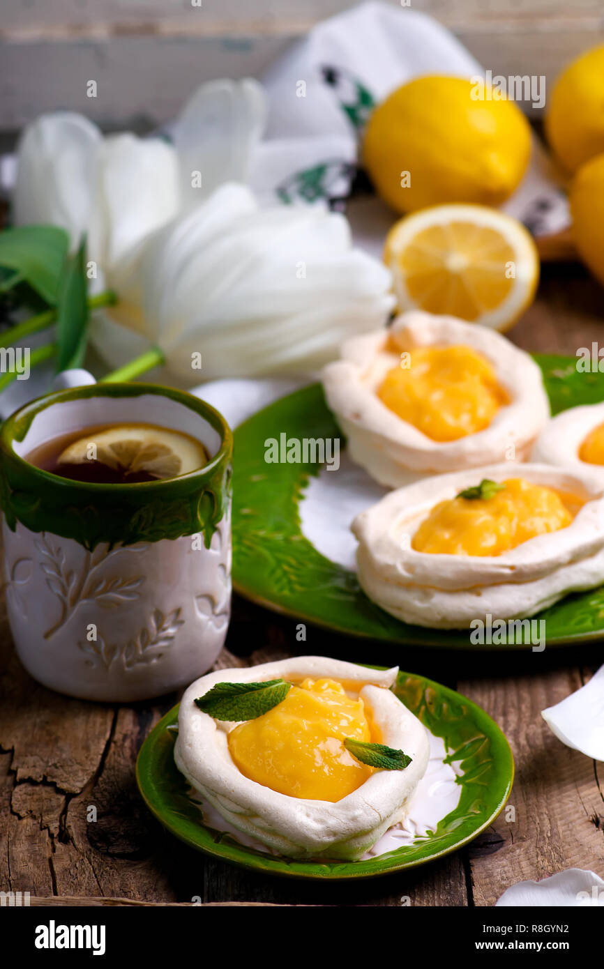 Eiförmige meringue Nester mit Lemon Quark. Traditionelle Ostern Gebäck. selektive Fokus Stockfoto