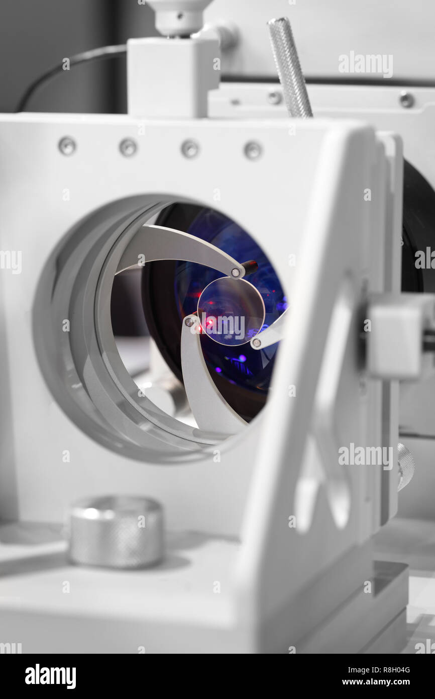 Roter Laser auf optischen Tisch in Physics Laboratory, Solid State Laser Installation im Labor Stockfoto