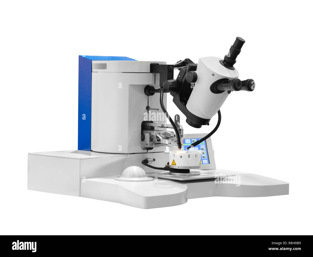 Das Mikroskop wird verwendet, um Chip auf weißem Hintergrund zu steuern Stockfoto