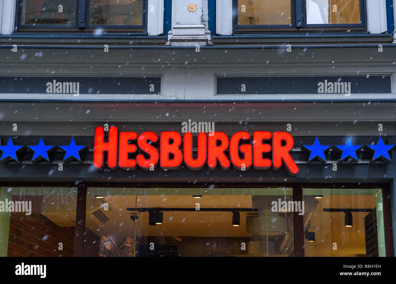 24.11.2018. RIGA, Lettland. Logo der finnischen Firma hesburger an der Wand. Stockfoto