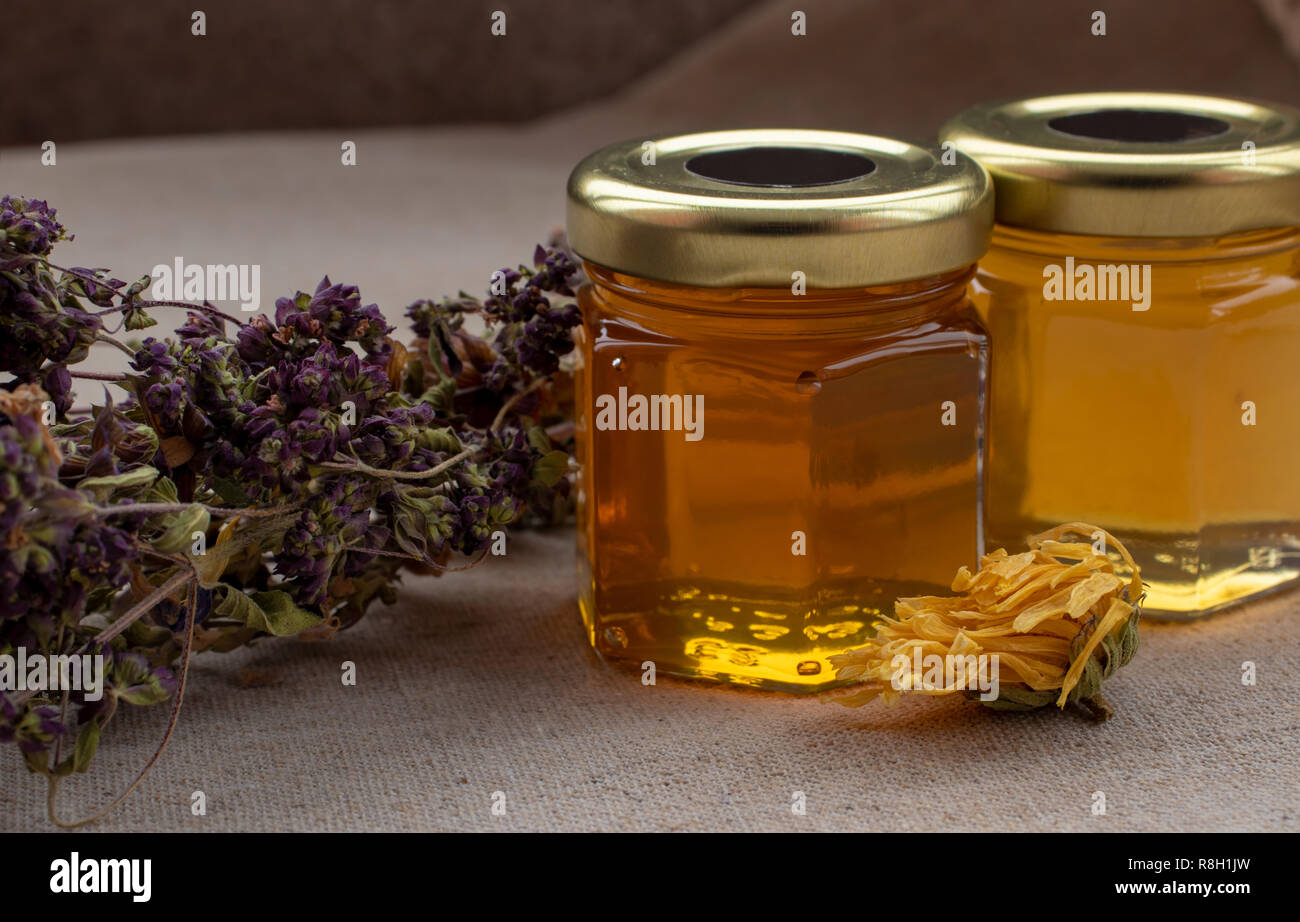 Honig im Glas Gläser mit Blumen Hintergrund Stockfotografie - Alamy