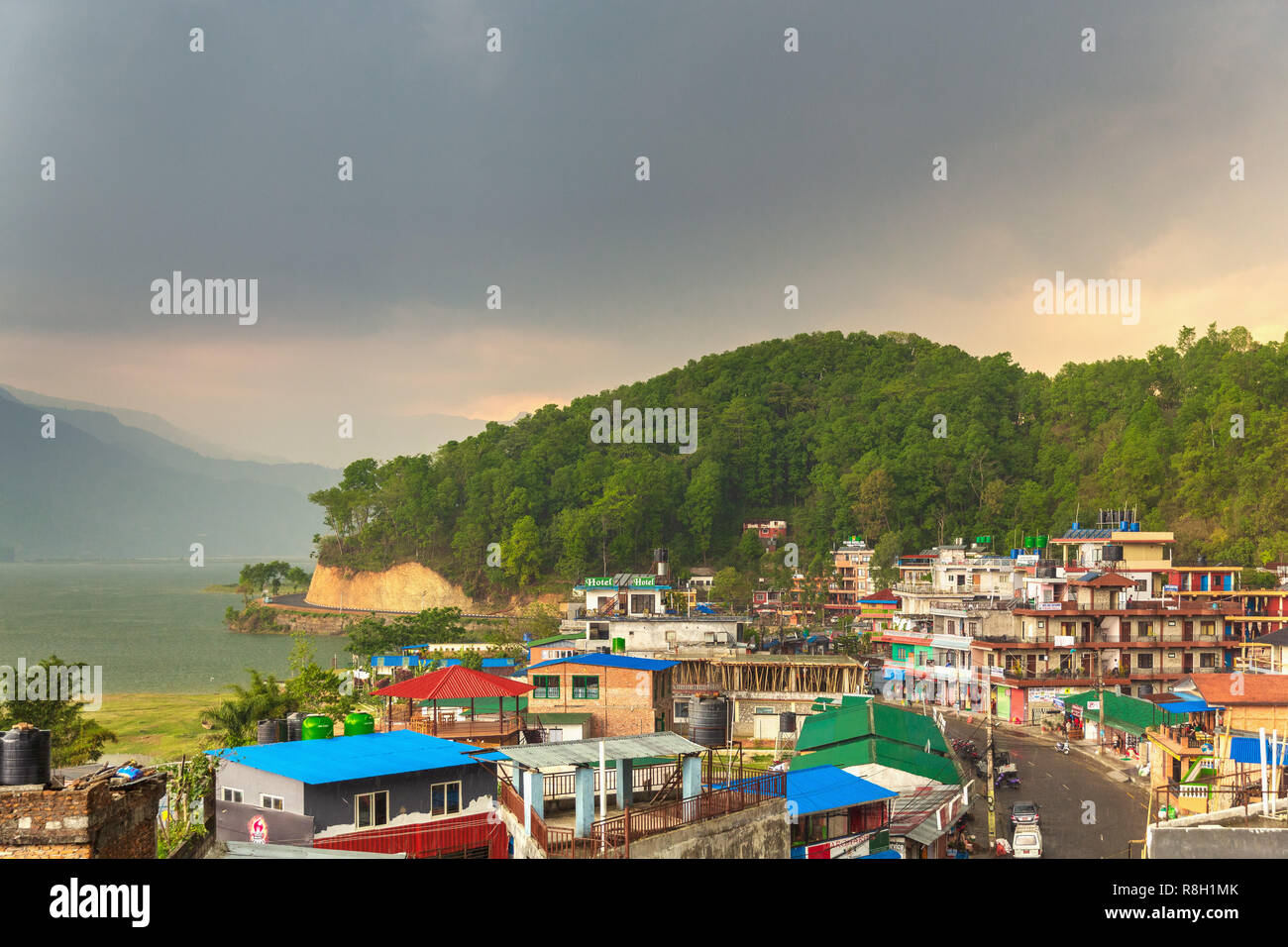 Blick von Pokhara, Nepal und Phewa See, in den Ausläufern des Himalaya Stockfoto