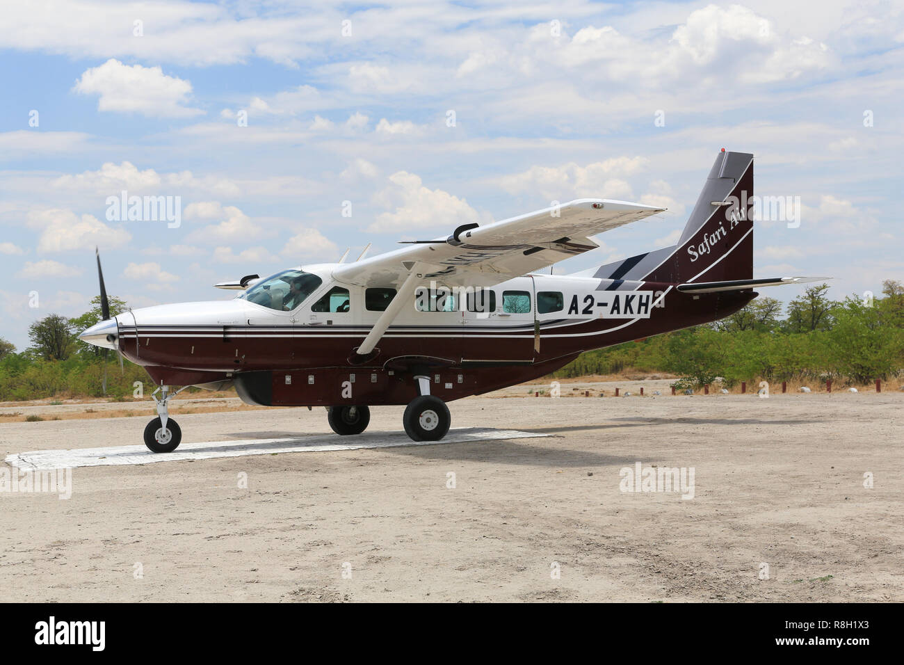 Safari Air plan auf der Landebahn Schürze mit Camp Xakanaxa im nordwestlichen Stadtteil von Botsuana. Stockfoto