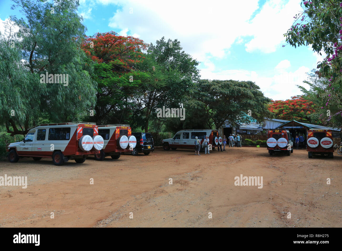 Eine touristische Anschlag entlang der Autobahn A 104 (Namanga Kajiado Rd) Kajiado County, Kenia. Holzschnitzereien und andere Souvenirs zum Verkauf im Laden. Stockfoto