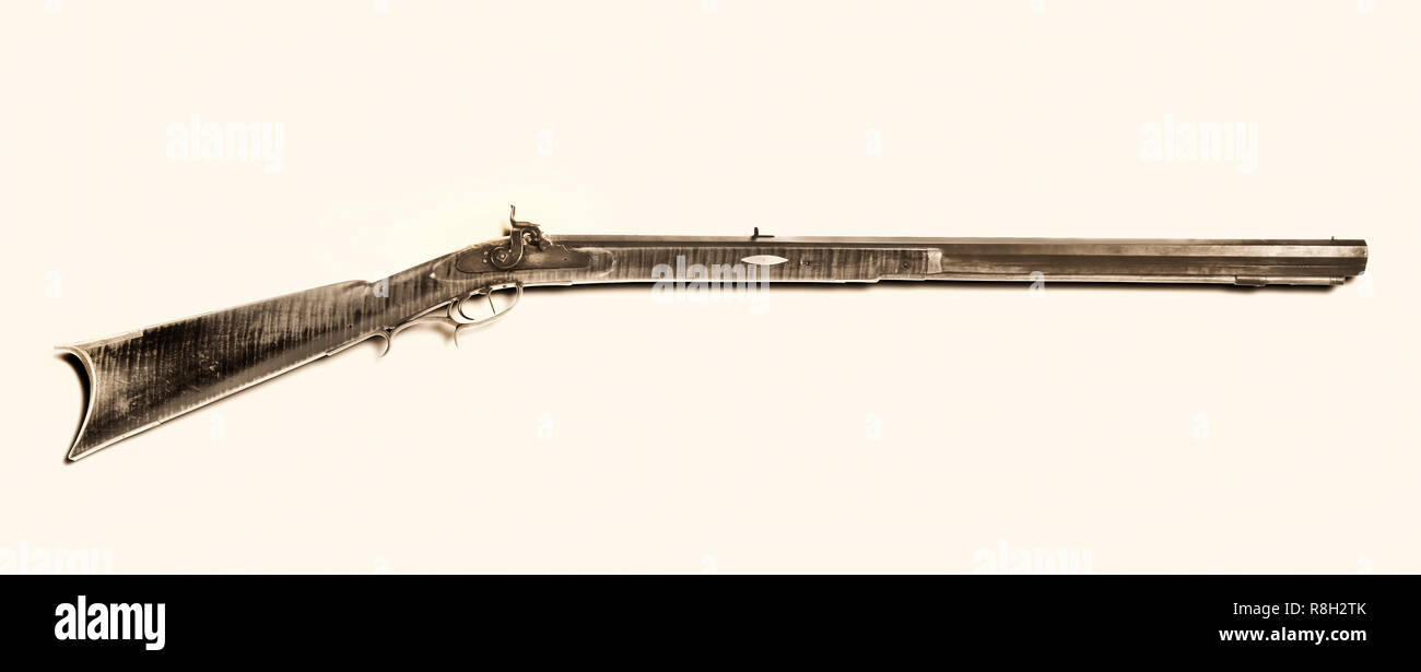 Antike percusion Berg Gewehr gemacht um 1840-50 ist mit Tiger Ahorn Holz und doppelten Satz in Schwarz und Weiß auslöst. Stockfoto