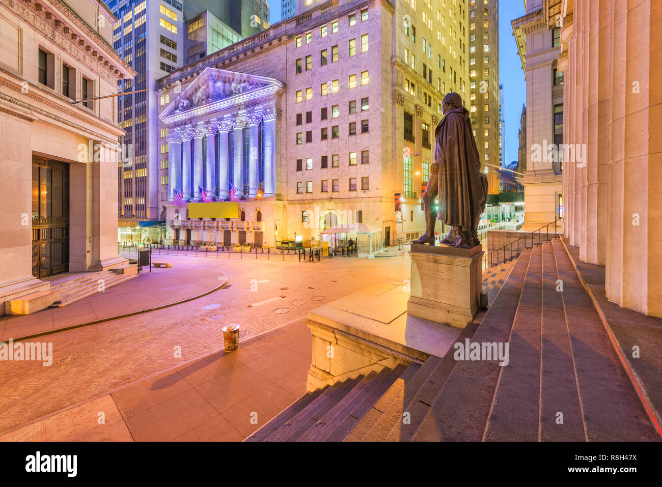 New York City im Financial District an der Wall Street in der Nacht. Stockfoto