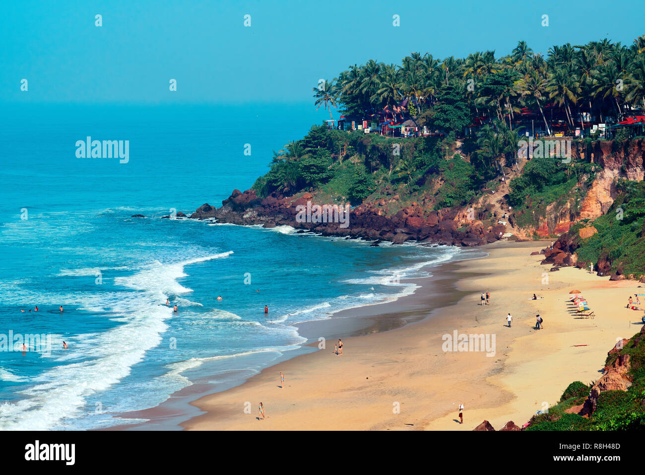 Cochin, Kerala, Indien - 30. November 2017: Ansicht von Varkala Beach von Cliff. Varkala Beach - einer der schönsten Strände Indiens. Stockfoto