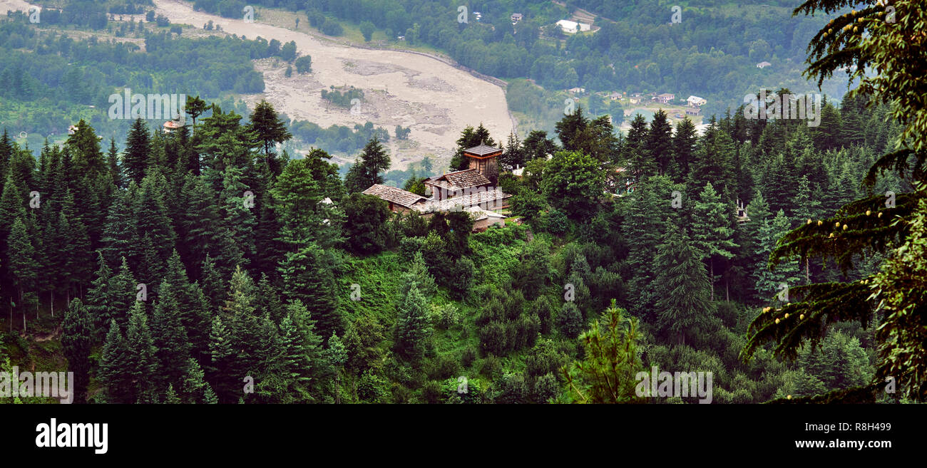 Luftaufnahme von Kullu Tal mit Krishna Tempel. Traditionelle Landschaft Krishna Tempel in Naggar. Himachal Pradesh, im Norden von Indien. Stockfoto