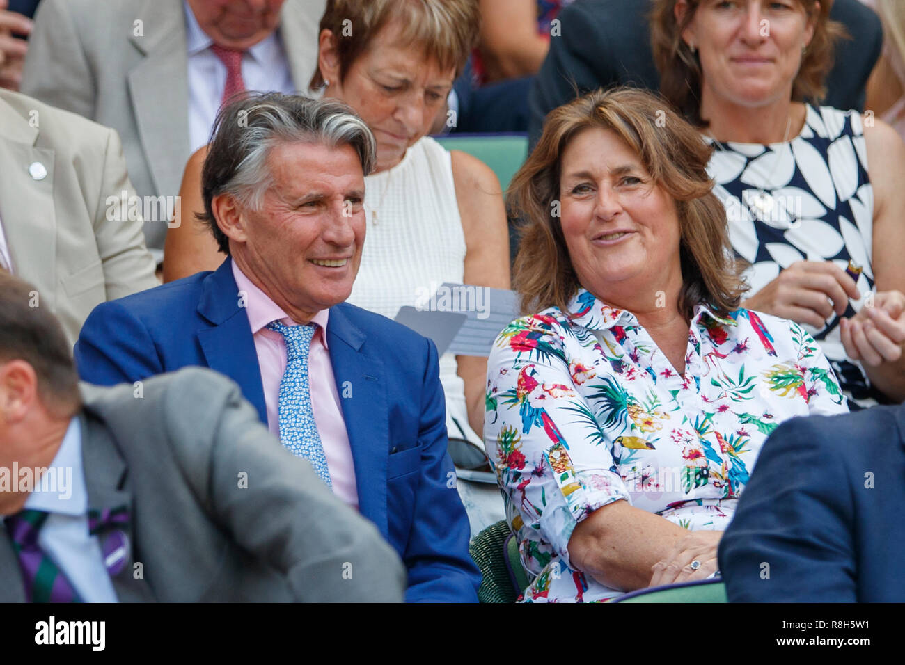 Präsident der Internationalen Vereinigung der Athletik-vereinigungen Seb Coe Uhren Aktion während der Wimbledon Championships 2018 Stockfoto