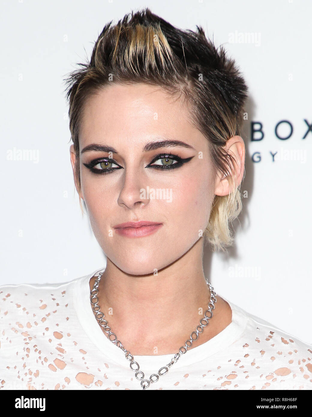 LOS ANGELES, Ca, USA - 09. NOVEMBER: Schauspielerin Kristen Stewart tragen ein Raunen top, Zuhair Murad Hosen, und Giuseppe Zanotti Schuhe kommt an der Los Angeles Premiere von Starlight Studios und der Raffinerie 29' kommen Schwimmen' Am Grenzstein am 9. November fand in Los Angeles, Kalifornien 2017, United States. (Foto durch Image Press Agency) Stockfoto