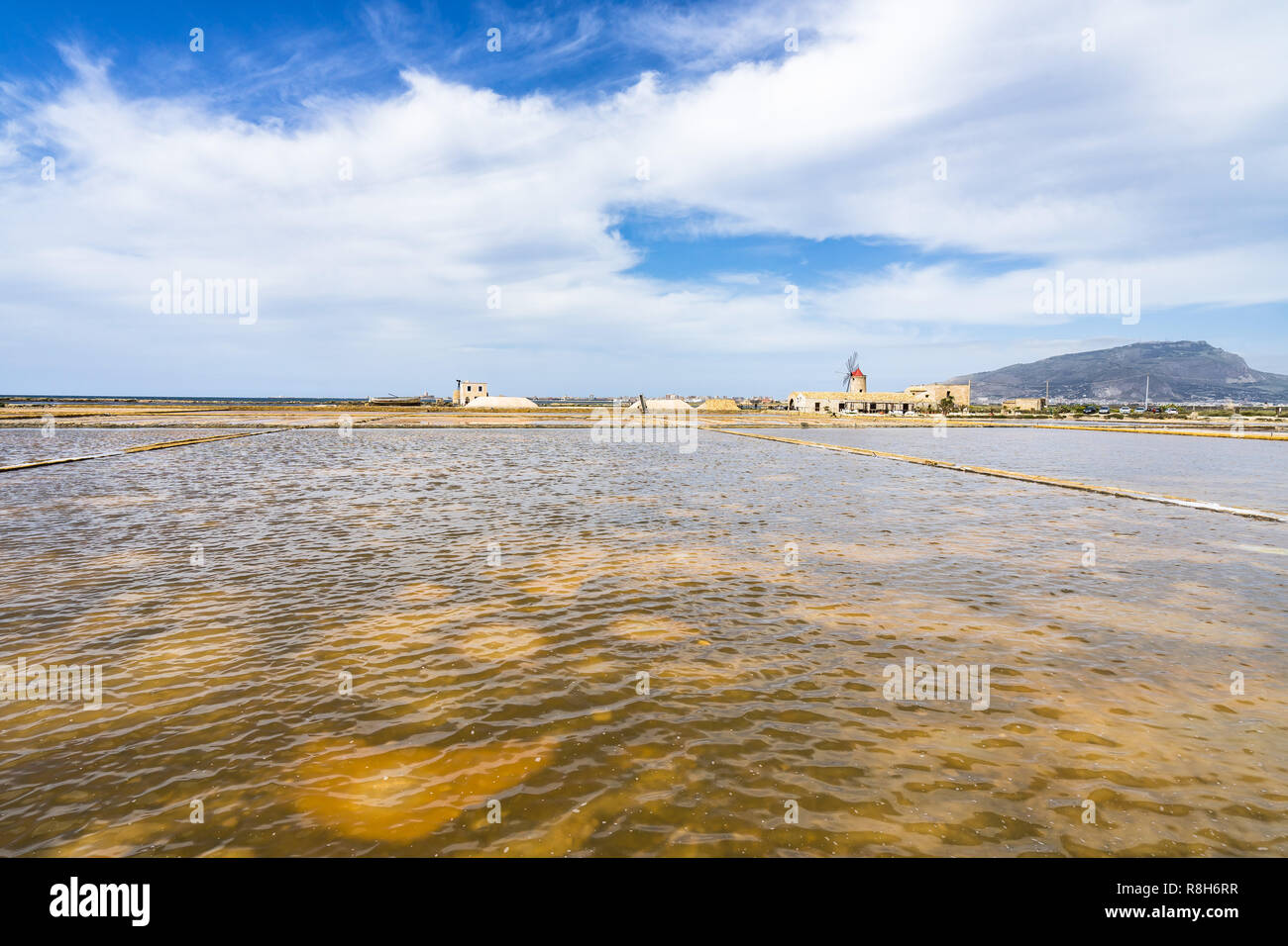 Die malerische Landschaft mit Salz Verdunstungsteichen und Windmühlen in Trapani Salz Verdunstungsteichen, Sizilien, Italien Stockfoto