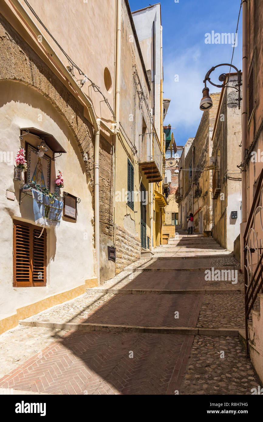 Bunte ansteigende Straße im historischen Zentrum von Sciacca, Sizilien, Italien Stockfoto