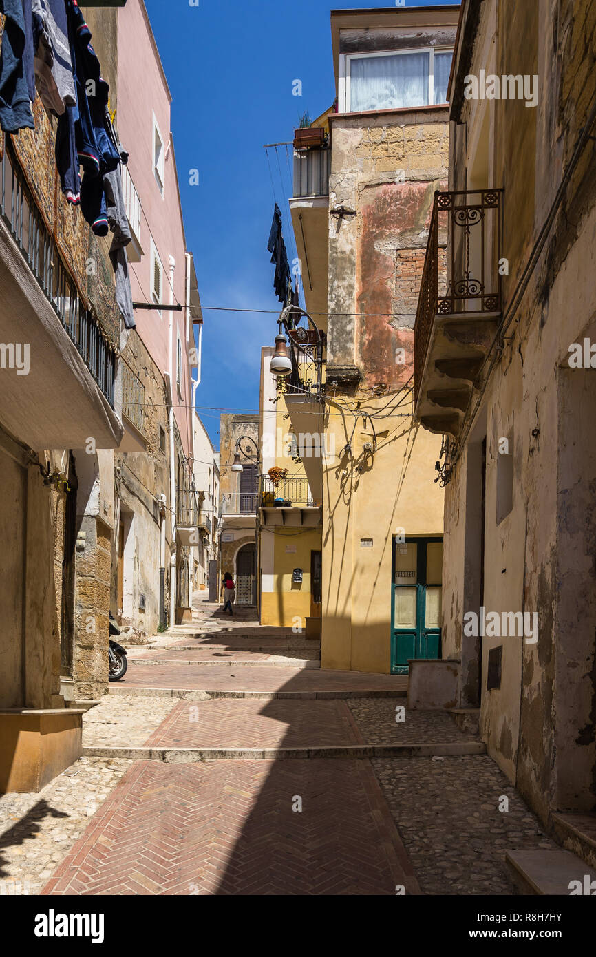 Bunte ansteigende Straße im historischen Zentrum von Sciacca, Sizilien, Italien Stockfoto