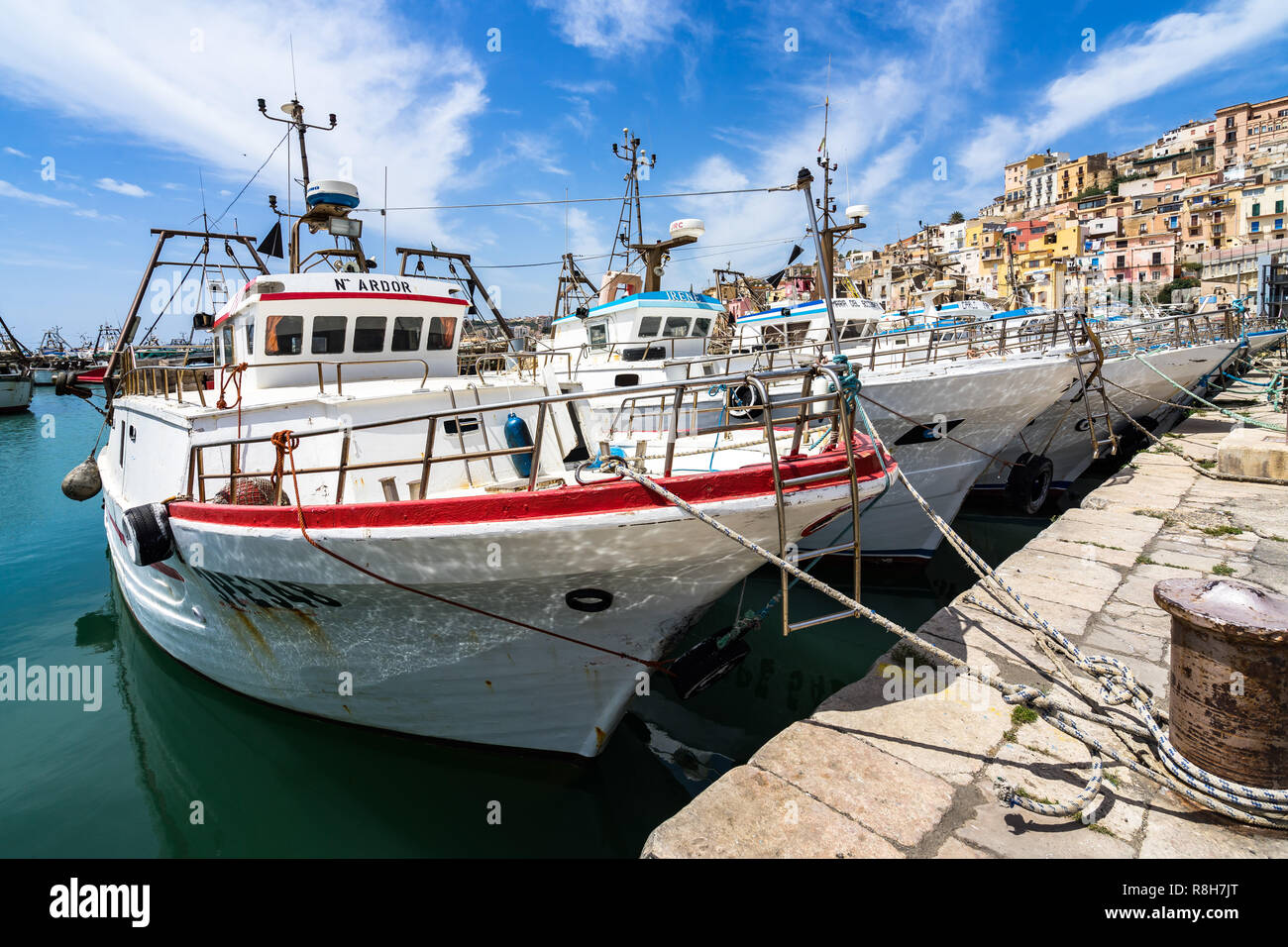 Reihe von bunten Fischerboote vertäut bei Sciacca Hafen. Sciacca, Sizilien, Provinz Agrigento, Italien, Mai 2018 Stockfoto