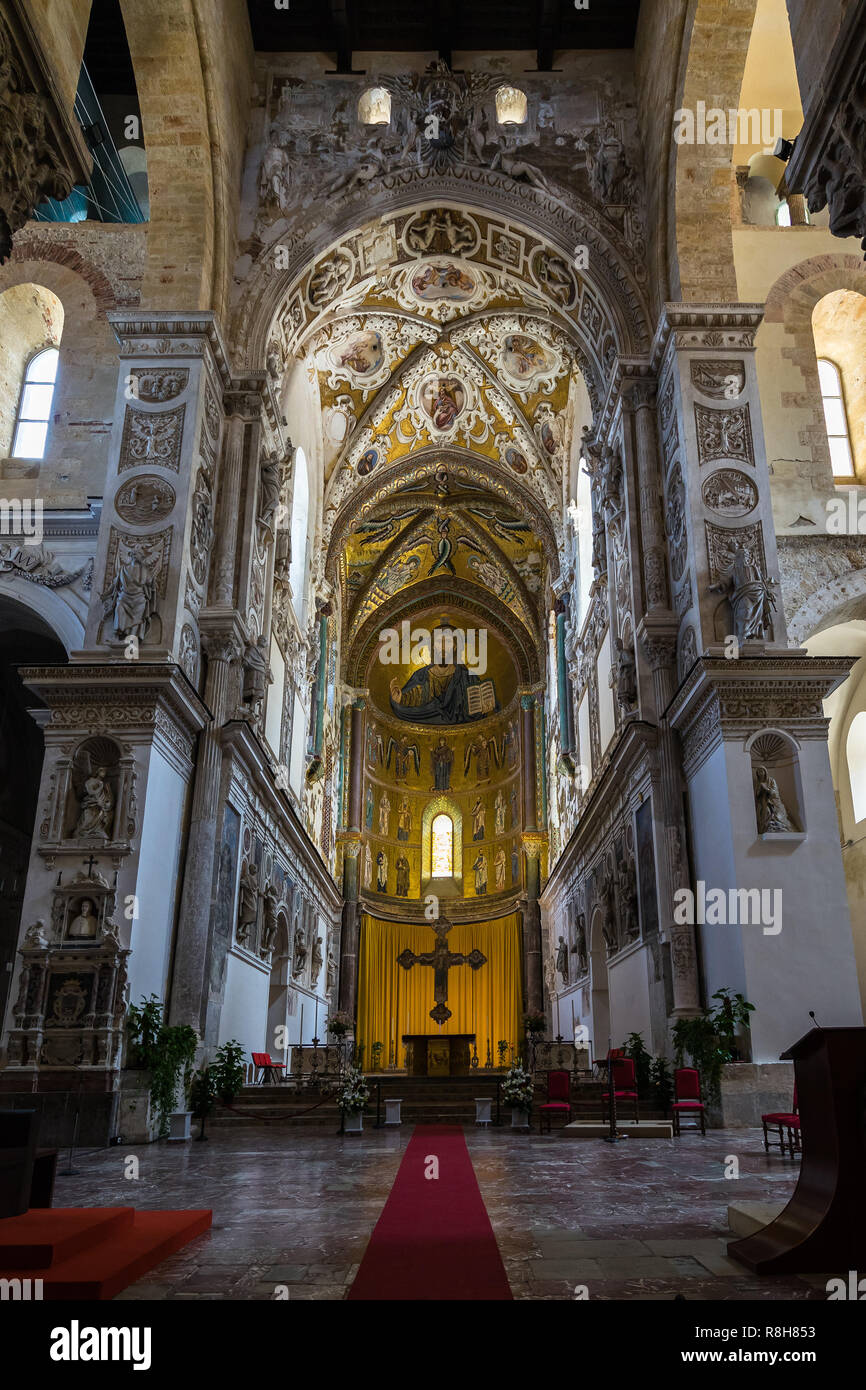 Schöne Dekorationen in der Kathedrale von Cefalù mit dem Mosaik von Christus Pantokrator, Weltkulturerbe der UNESCO, Sizilien, Italien Stockfoto