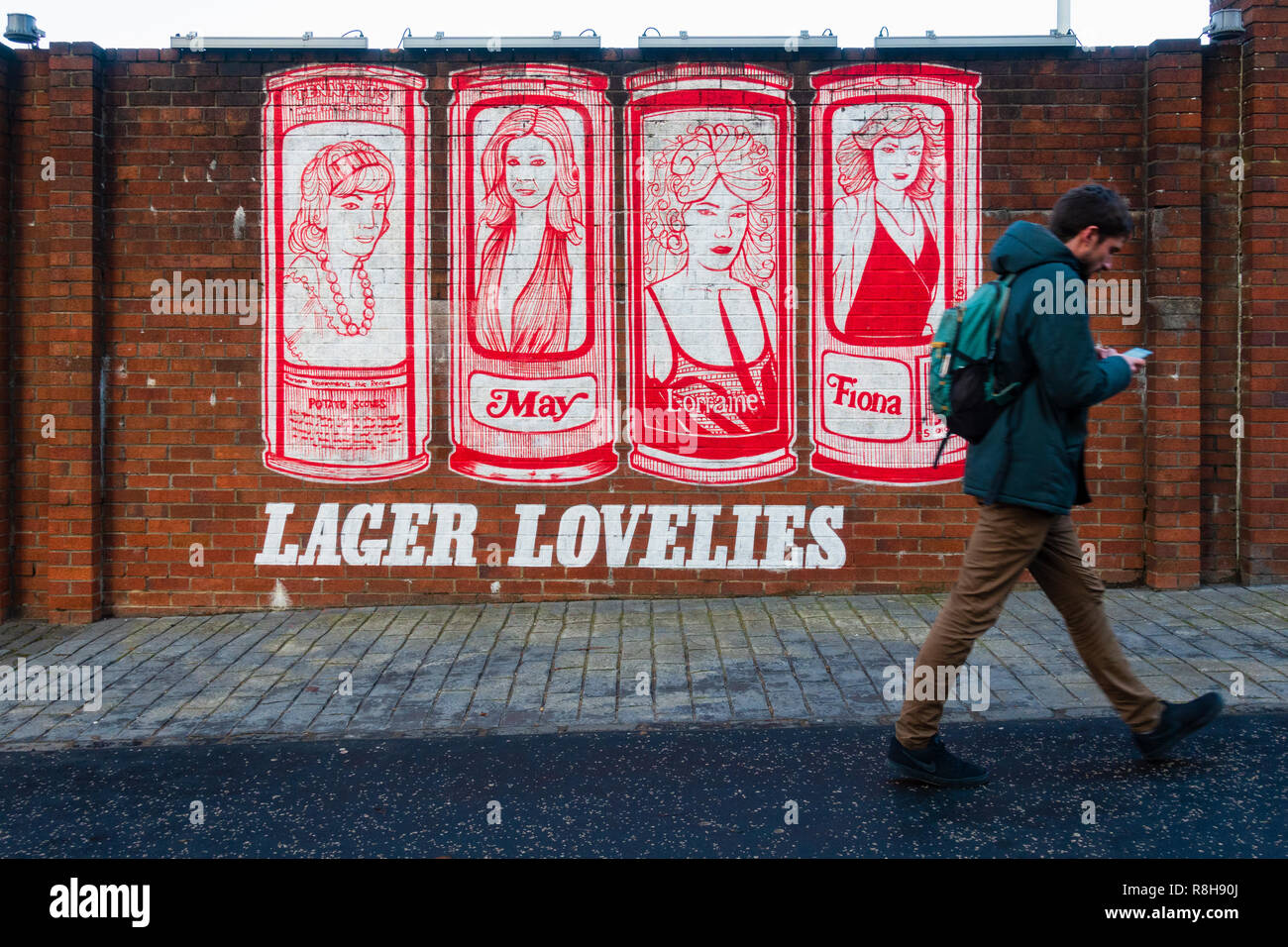 Tennent's Lagerbier Wandbild mit LagerLovelies auf Wand an Tennent Caledonian Brauereien Wellpark Brauerei in Glasgow, Schottland, Großbritannien lackiert Stockfoto
