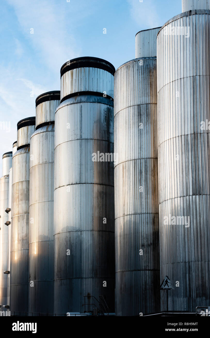 Großer Speicher und Fermentation Tanks bei Tennent Caledonian Brauereien Wellpark Brauerei in Glasgow, Schottland, Großbritannien Stockfoto