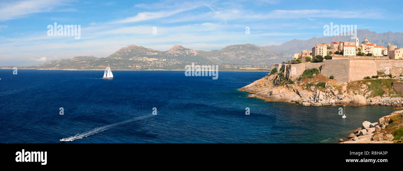 Um den Korsika - Panoramablick auf Strand und die Zitadelle von Calvi Stockfoto