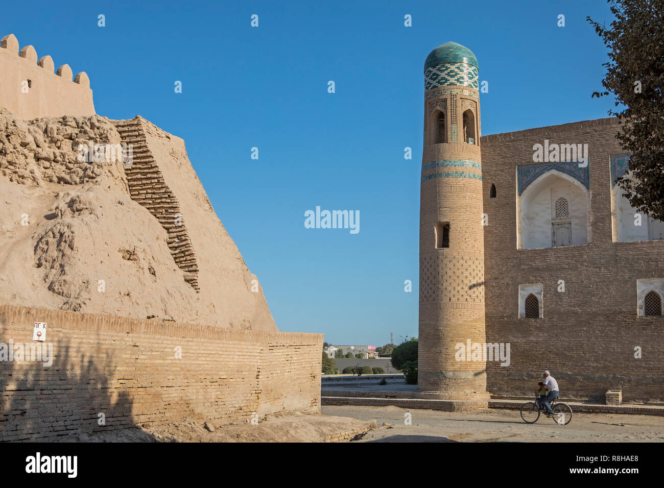 Straßenszene in Ichon-Qala oder Altstadt, am linken Stadtmauer und am rechten Muhammad Amin Khan Medrese, Chiwa, Usbekistan Stockfoto