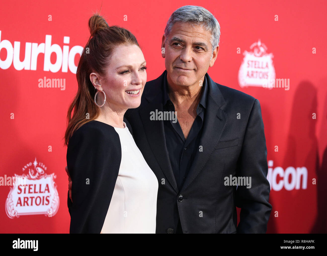 WESTWOOD, Los Angeles, CA, USA - 22. Oktober: Schauspielerin Julianne Moore und Schauspieler George Clooney in Los Angeles Premiere von Paramount Pictures "uburbicon' im Regency Dorf Theater am 22. Oktober 2017 in Westwood, Los Angeles, Kalifornien, USA. (Foto von Xavier Collin/Image Press Agency) Stockfoto