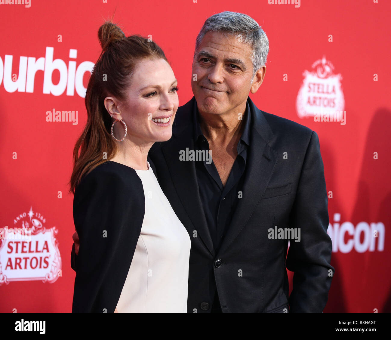 WESTWOOD, Los Angeles, CA, USA - 22. Oktober: Schauspielerin Julianne Moore und Schauspieler George Clooney in Los Angeles Premiere von Paramount Pictures "uburbicon' im Regency Dorf Theater am 22. Oktober 2017 in Westwood, Los Angeles, Kalifornien, USA. (Foto von Xavier Collin/Image Press Agency) Stockfoto