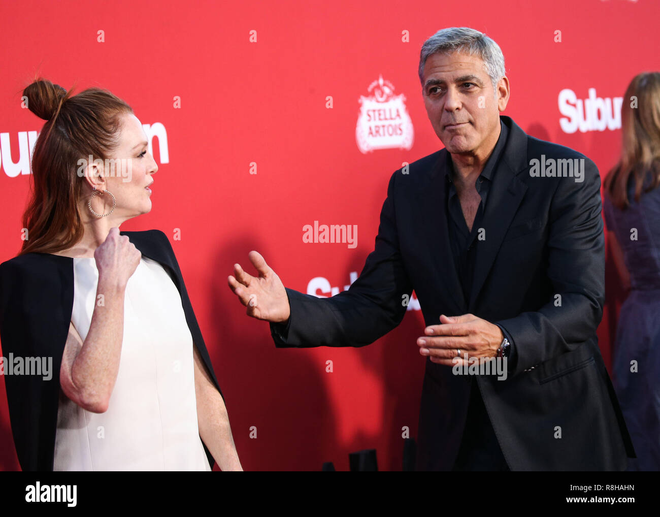 WESTWOOD, Los Angeles, CA, USA - 22. Oktober: Schauspielerin Julianne Moore und Schauspieler George Clooney in Los Angeles Premiere von Paramount Pictures "uburbicon' im Regency Dorf Theater am 22. Oktober 2017 in Westwood, Los Angeles, Kalifornien, USA. (Foto von Xavier Collin/Image Press Agency) Stockfoto