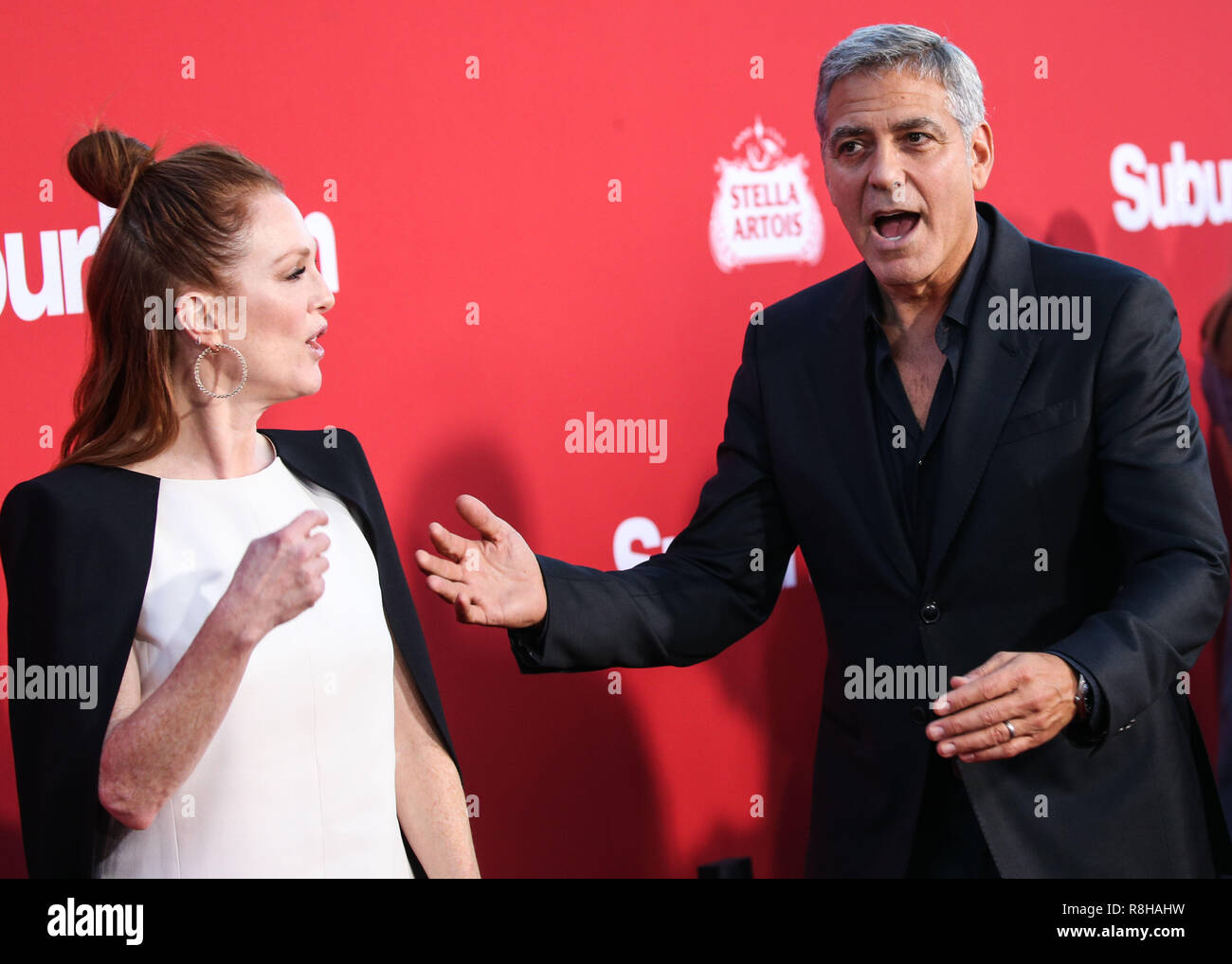 WESTWOOD, Los Angeles, CA, USA - 22. Oktober: Schauspielerin Julianne Moore und Schauspieler George Clooney in Los Angeles Premiere von Paramount Pictures "uburbicon' im Regency Dorf Theater am 22. Oktober 2017 in Westwood, Los Angeles, Kalifornien, USA. (Foto von Xavier Collin/Image Press Agency) Stockfoto