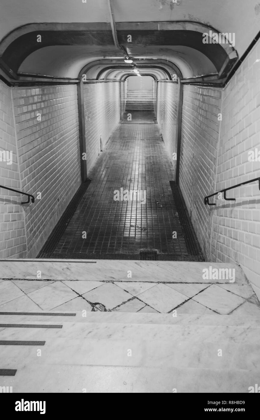 Ein Schwarzweiß-Aufnahme der Fußgängerunterführung Tunnel unter den Gleisen der Canfranc Estacion buildng in Canfranc Dorf zu erhalten, Spanien Stockfoto