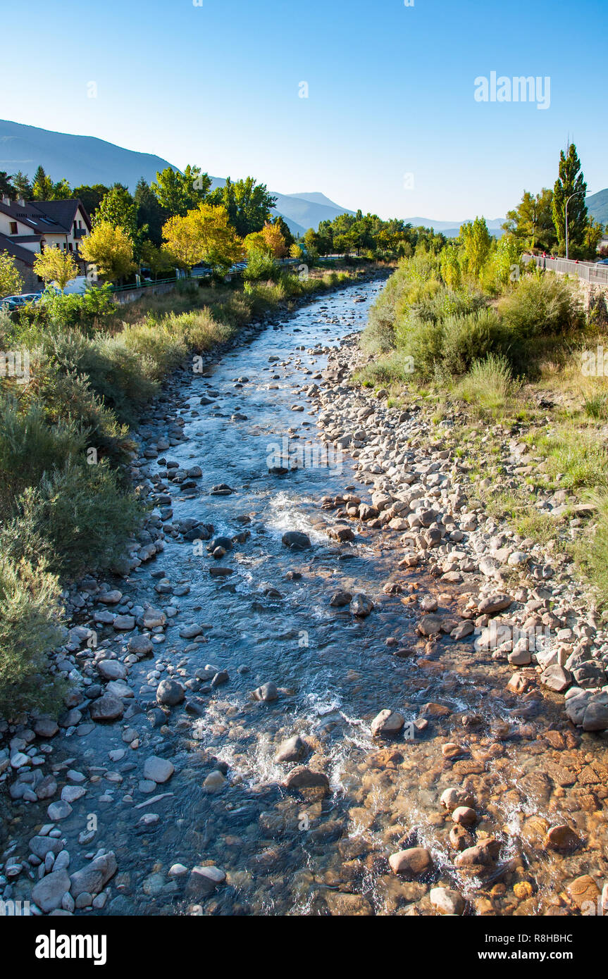 Am frühen Morgen einen Schuß der Gallego Fluss fließt durch das Dorf von Biescas in den spanischen Pyrenäen. Stockfoto