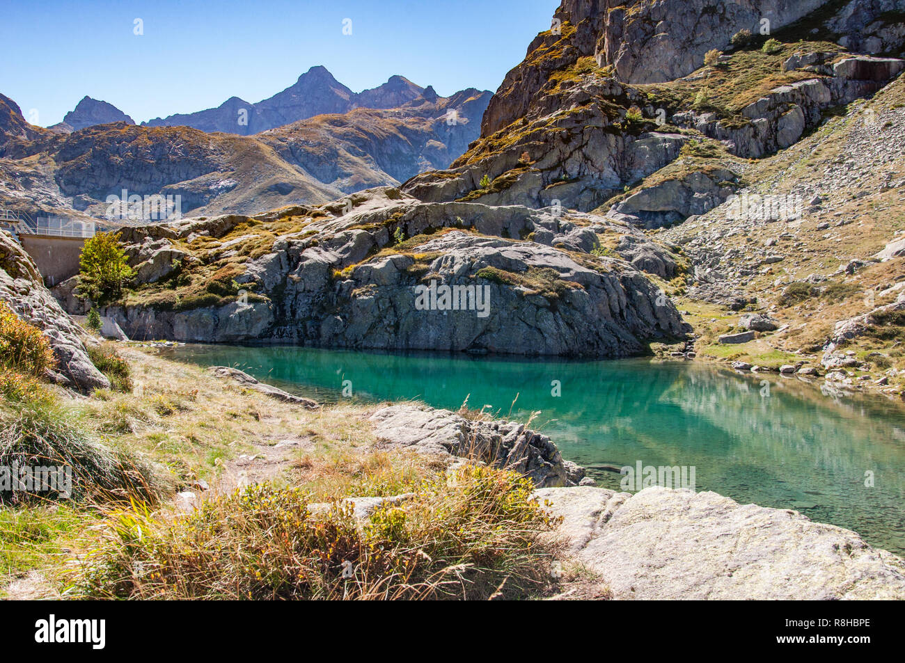 Blick auf den Lac d'Artouste in den französischen Pyrenäen nach dem Aufstieg von Le Petit Train Station. Stockfoto
