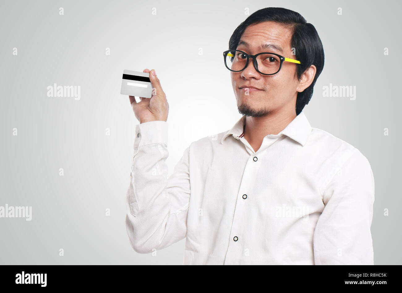 Foto Bild Portrait einer Lustig junge asiatische Geschäftsmann Lächeln und zeigt eine Kreditkarte, die er halten, Nahaufnahme, Porträt, Handel oder Verbraucher conc Stockfoto