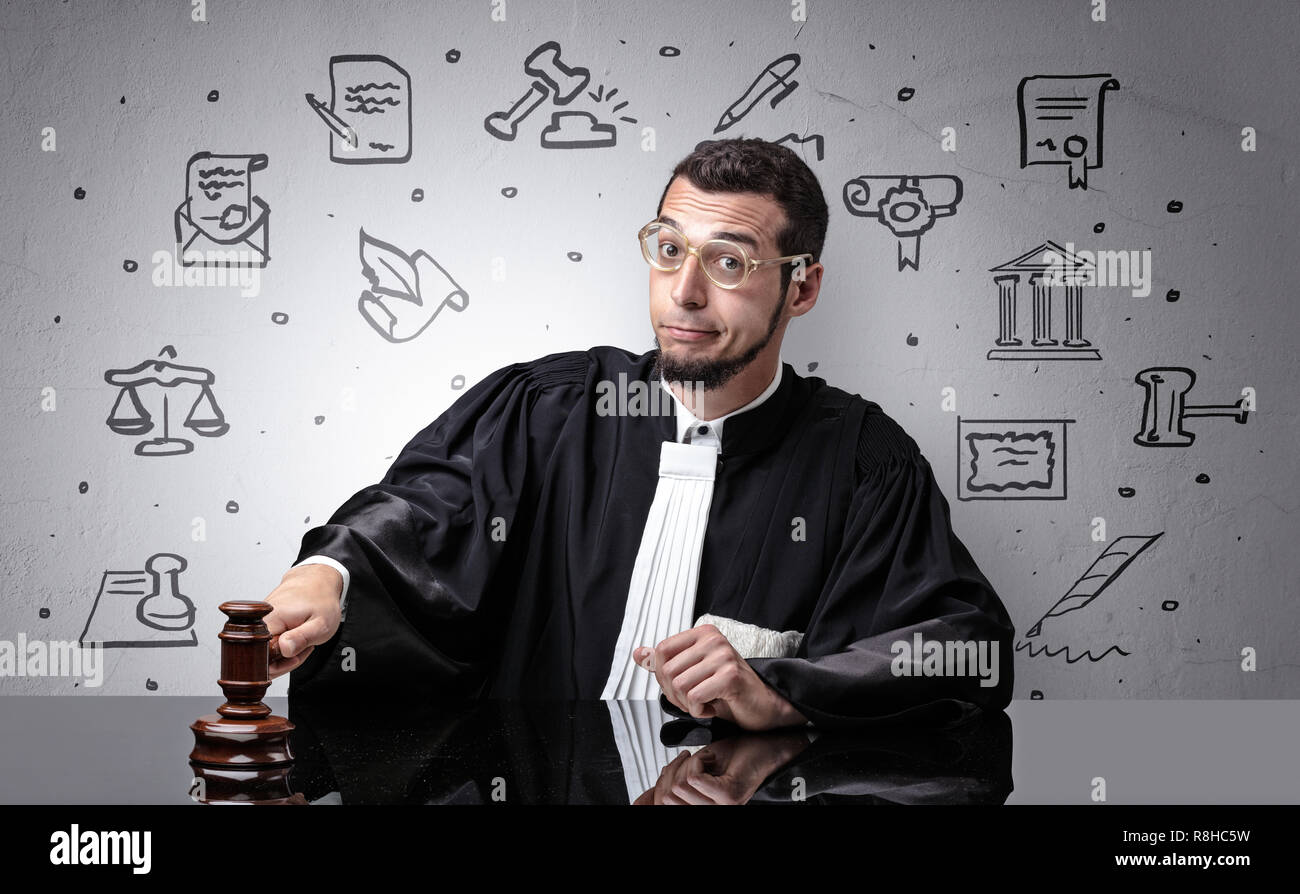 Stattliche Richter mit Gericht Symbole um Stockfoto