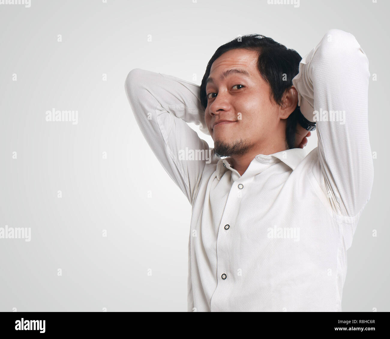 Foto Bild Portrait einer Lustig junge asiatische Geschäftsmann sah glücklich und entspannend, während an etwas denken, Porträt, Lächeln, sowohl mit Ha Stockfoto