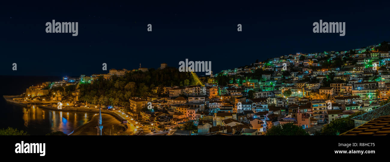 Extra große 180 Grad Panorama der Bucht von Ulqin/Ulcinj in Montenegro bei Nacht Stockfoto