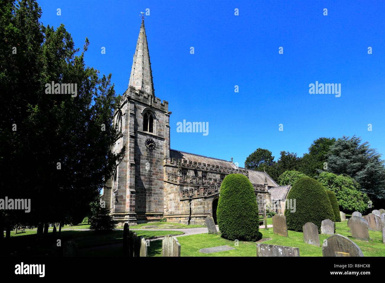 Sommer, St. Michaels Pfarrei, Hathersage Kirchdorf, Derbyshire, Peak District National Park, England, UK Stockfoto