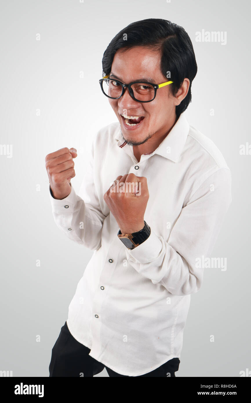 Foto Portrait eines lustigen erfolgreiche junge asiatische Geschäftsmann sah aufgeregt, lächelnd und mit gewinnender Geste, halb Körper close up Portrait fr Stockfoto