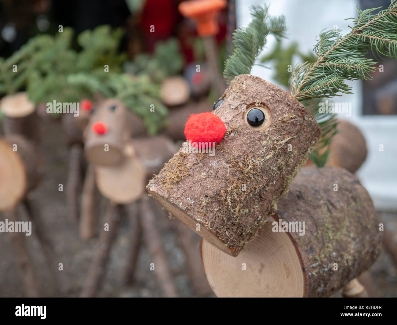 In der Nähe von Holz- Versionen von Rudolph roten log Nase Weihnachten Urlaub Stockfoto